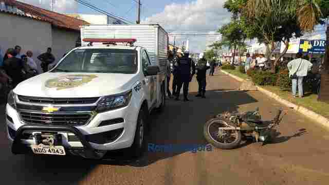 Mulher perde controle da moto, bate no meio fio e morre