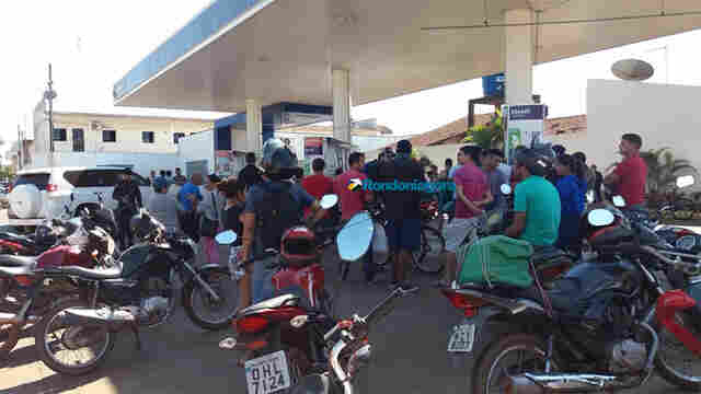 Motoristas “cercam” posto que abastece apenas viaturas