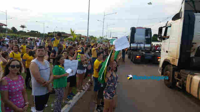 Carreata dos caminhoneiros chega ao Espaço Alternativo na capital; fotos e vídeos