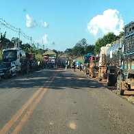 Caminhões esperam BR-421 ser liberada em Monte Negro para buscarem combustível em Porto Velho