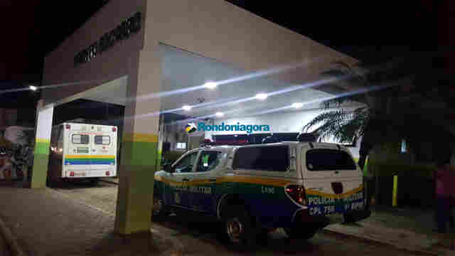 Jovem é baleado ao abrir porta de casa