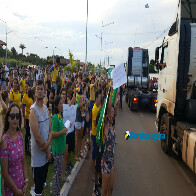 Carreata dos caminhoneiros chega ao Espaço Alternativo na capital; fotos e vídeos