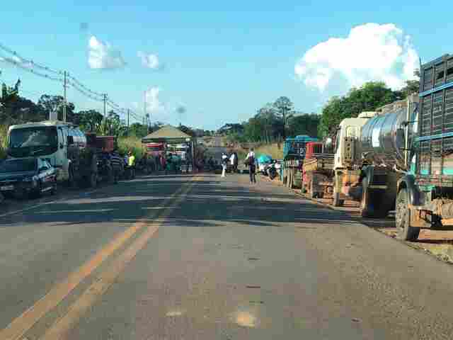 Caminhões esperam BR-421 ser liberada em Monte Negro para buscarem combustível em Porto Velho