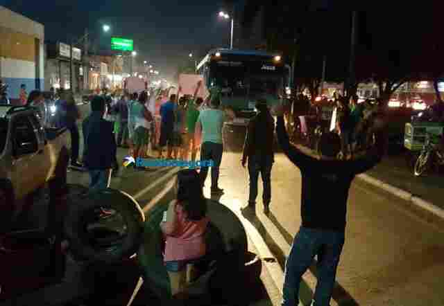 Vídeo: Grupo faz manifestação no Trevo do Roque em Porto Velho; trânsito está lento