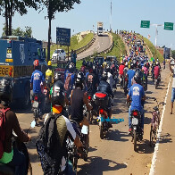 Fotos e vídeo: Caminhoneiros recebem apoio popular no Trevo do Roque em Porto Velho