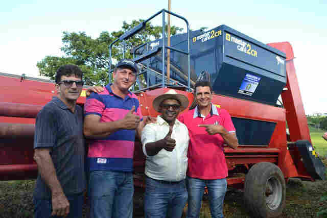 Deputado Só na Bença participa da entrega de recolhedora de café