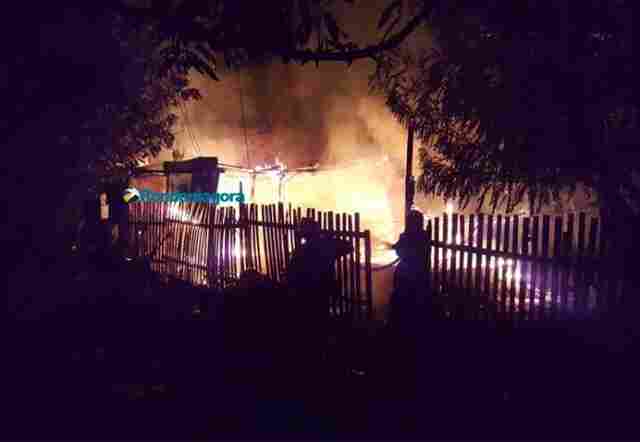 Vídeo: Casa é destruída pelo fogo na Zona Sul da capital