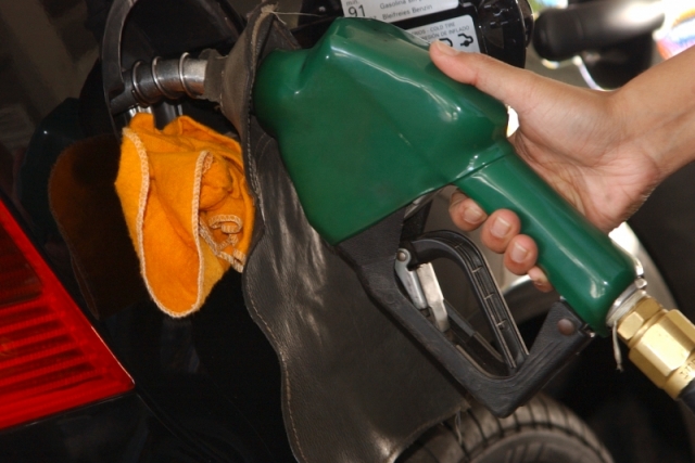 Em meio a crise, Petrobras aumenta preço da gasolina mais uma vez