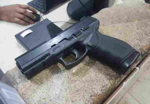 Vítima de roubo percebe arma de brinquedo, reage e ladrão se esconde até a chegada da PM