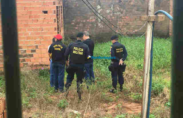 Jovem é assassinado e família encontra o corpo após receber ligação anônima