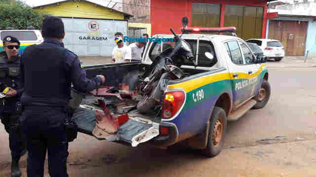 Dupla é presa desmontando moto roubada