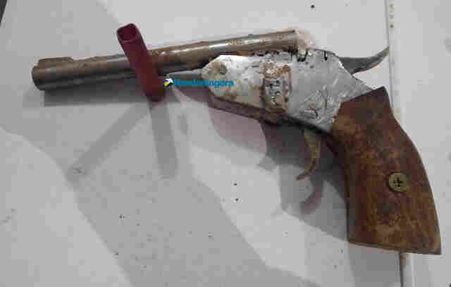 Adolescentes são apreendidos após assaltar residência e capotar carro durante fuga