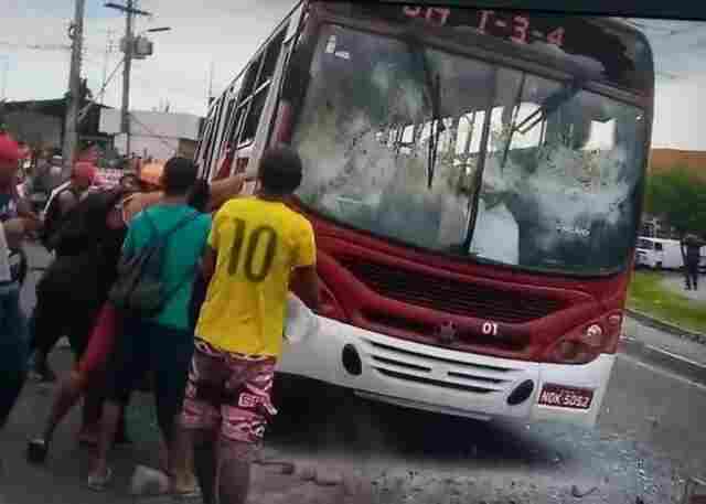 Após quebradeira de 61 ônibus, sindicatos entram em acordo e greve dos rodoviários de Manaus chega ao fim