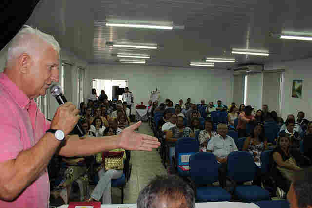 Airton Gurgacz participa do encontro das APAES