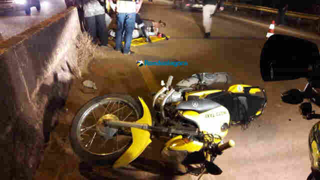 Mototaxista tenta fazer retorno proibido na BR-364 e causa grave acidente em Porto Velho