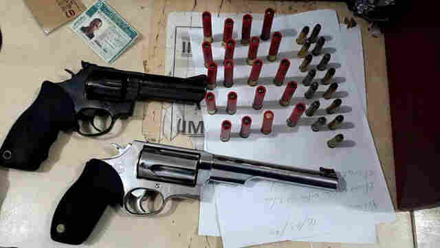 Agente da Semtran é preso com armas pela COE e agride jornalista