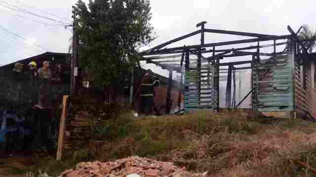 Incêndio destrói casa de madeira no Centro de Porto Velho