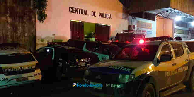 Bando faz arrastão em ônibus, mas na fuga esquece menor que é surrado por vítimas