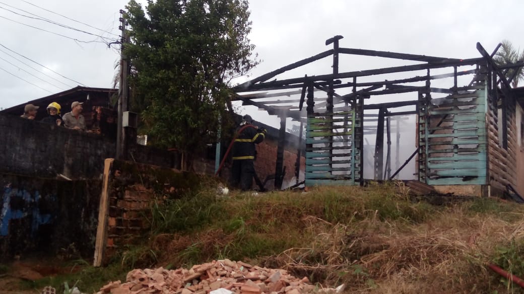 Incêndio destrói casa de madeira no Centro de Porto Velho