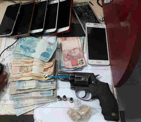 Foragido e mulher são flagrados com droga, revólver e celulares na Capital