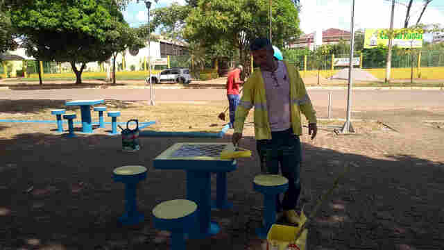 Prefeitura realiza trabalho de revitalização da praça Dominó na Zona Leste da Capital