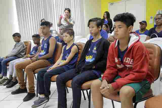 Selecionados na peneira do Flamengo são apresentados na Prefeitura