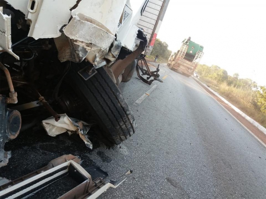 Colisão frontal entre carro e caminhão de Rondônia no Mato Grosso mata servidor da Sedam
