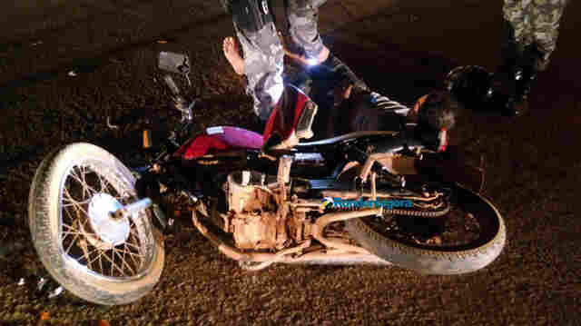 Motociclista embriagado avança preferencial e bate na lateral de ônibus