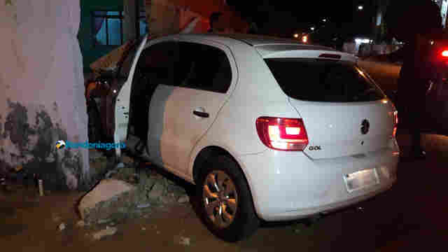 Motorista avança preferencial, é atingido por carro e destrói garagem de casa na Capital