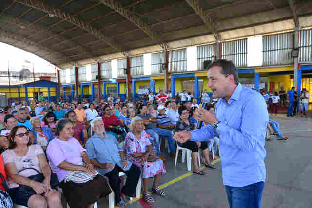 Moradores do Bairro Areal recebem títulos definitivos de imóveis