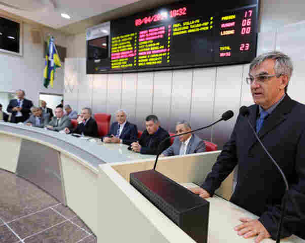 Ex-secretário de Estado assume a Educação e Saúde fica com enfermeira em Porto Velho