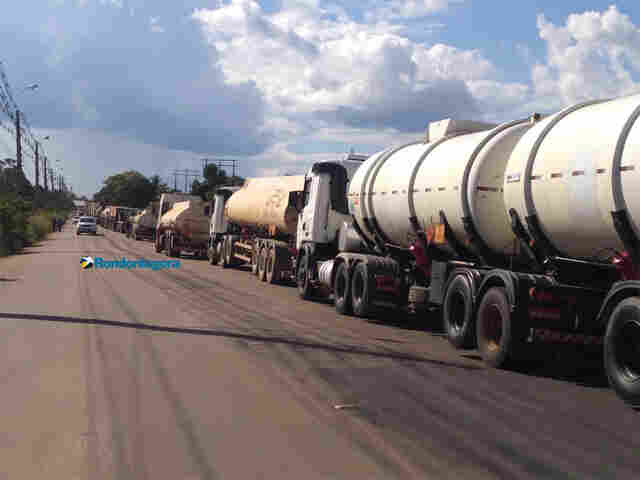 Moradores protestam, fecham Estrada do Belmont, mas tráfego é liberado