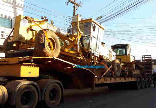 Carreta carregada com tratores causa destruição em rede elétrica e telefonia em Porto Velho