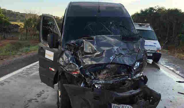 Hilux desgovernada provoca acidente com van do presídio federal que levava 26 funcionários