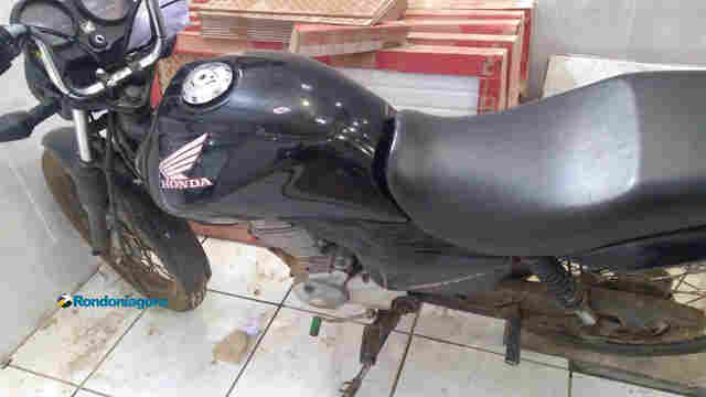 Jovem é preso com arma de brinquedo e moto roubada na capital