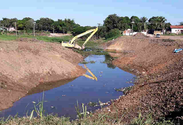 Continua limpeza do canal Santa Bárbara na região Central de Porto Velho