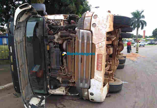 Vídeo: Carreta tomba na Imigrantes com Jorge Teixeira e complica trânsito