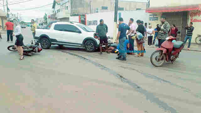Quatro veículos se envolvem em acidente por causa de óleo derramado em pista da Zona Sul