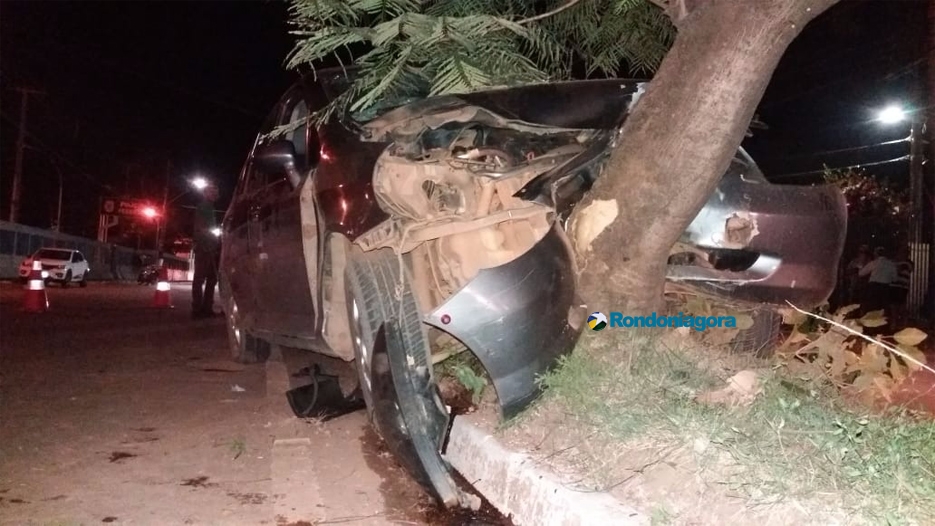 Motorista embriagado foge após bater carro contra árvore; quatro pessoas ficaram feridas