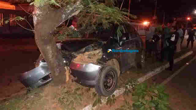 Motorista embriagado foge após bater carro contra árvore; quatro pessoas ficaram feridas