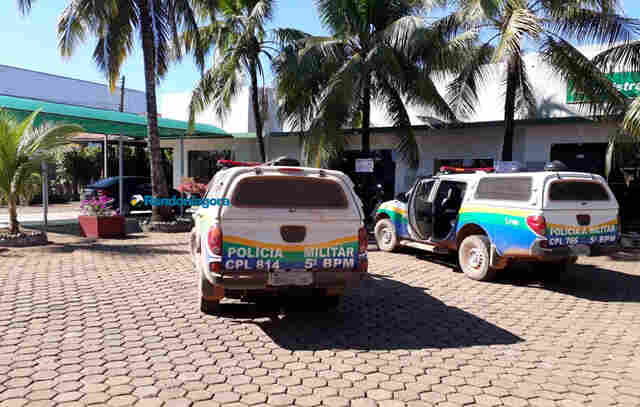 Dono de posto é assaltado, frentista reage e é baleado por criminosos na Capital