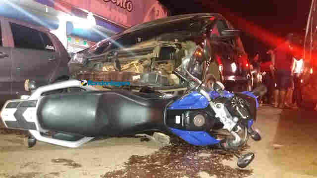 Casal em moto avança preferencial e é arrastado por carro na Zona Leste da Capital