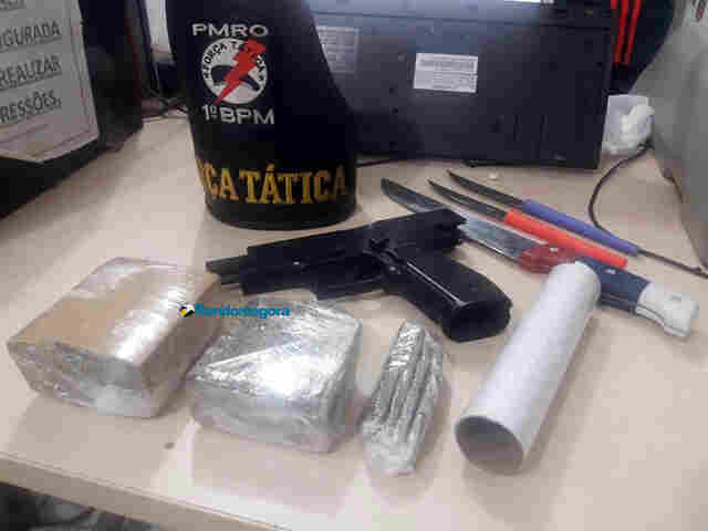 Adolescente de 15 anos é levado para delegacia ao ser flagrado com tabletes de maconha e arma