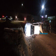 Motorista capota caminhonete no viaduto na Campos Sales e foge deixando duas vítimas