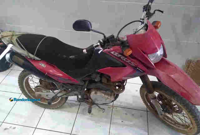 Dois são presos com moto roubada de policial militar em Porto Velho