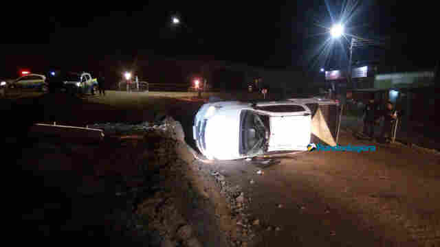 Motorista capota caminhonete no viaduto na Campos Sales e foge deixando duas vítimas