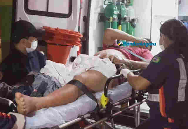 Casal em moto tenta executar dois homens a tiros em bar na Capital