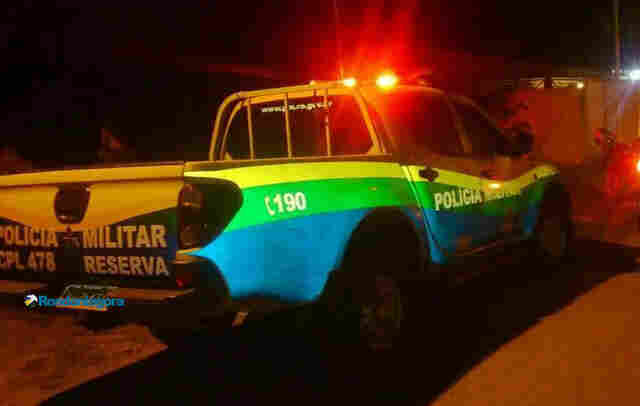 Jovem não aceita fim do relacionamento e tenta matar ex e atual namorado dela a facadas