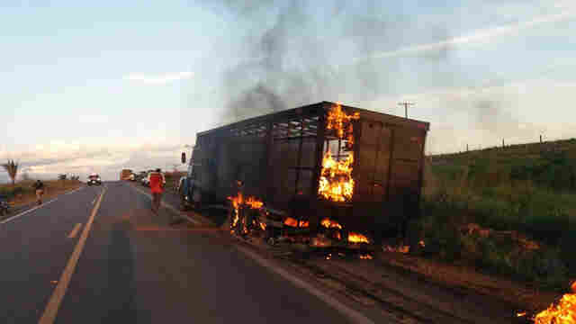 Incêndio destrói parte de caminhão boiadeiro na BR-364