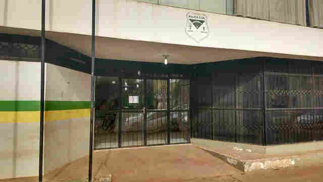 Embriagado, homem agride esposa com tijolada na cabeça ao saber que filha saiu